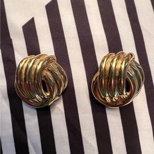 Vintage Napier goldtone shell earrings.